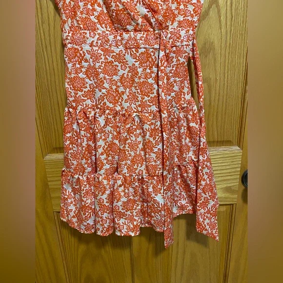 Chic Floral Wrap Midi Dress in Red and White - Picture 2 of 4